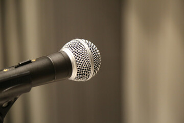 ステージマイクのクローズアップ（講演・スピーチ・音声収録イメージ）