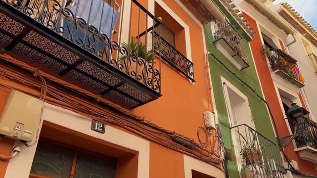 Detalle de fachadas de colores en Villajoyosa