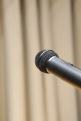 ステージマイクのクローズアップ（講演・スピーチ・音声収録イメージ）縦長