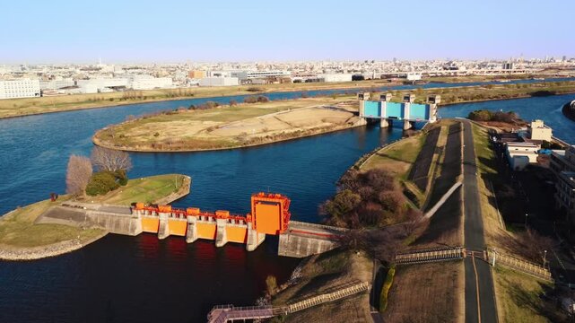 夕方の色鮮やかな水門　4K