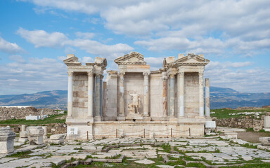 Fototapeta premium Ruins of Laodikeia Antik Kenti in Denizli, Turkey, featuring ancient architecture, stone structures, and scenic historical landscape in the Aegean region.