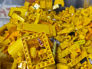 Naklejka premium Pile of yellow building bricks
