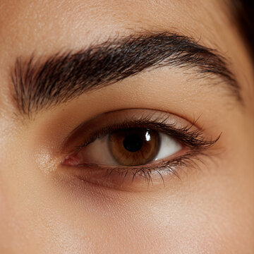 Makroaufnahme eines menschlichen Auges mit nat&uuml;rlicher Hautstruktur. Detailreiches Beauty- und Medizinmotiv &ndash; ideal f&uuml;r Themen wie Sehen, Gesundheit, Kosmetik und Augenpflege.