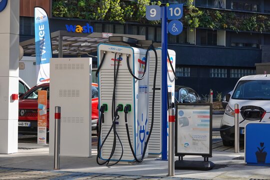 Bornes de recharge &eacute;lectrique dans une station TotalEnergies 