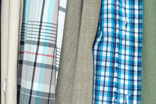 Camisas en el armario ropero.