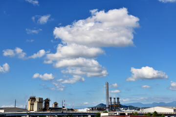 Obraz premium 青空にぽっかり浮かぶかわいらしい白い雲