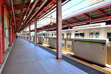 Obraz premium 地下鉄都営新宿線船堀駅ホームの景色