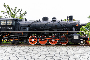 Fototapeta premium Vintage Steam Locomotive SY 1643 with Orange Wheels on Display