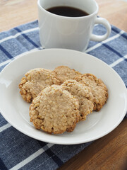 手作りのオートミールクッキーとホットコーヒー