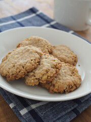 手作りのオートミールクッキーとホットコーヒー