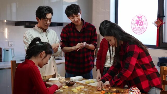 Young friends gathered to prepare mooncakes for the festival