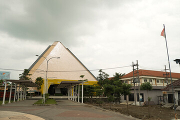 Obraz premium Indonesia, December, 2025: Museum Islam Indonesia KH Hasyim Asy’ari Pyramid Architecture