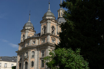Obraz premium Historic building with ornate architecture and greenery.. Royal Palace of La Granja de San Ildefonso, Spain