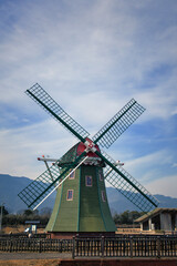 冬の青空に映える風車