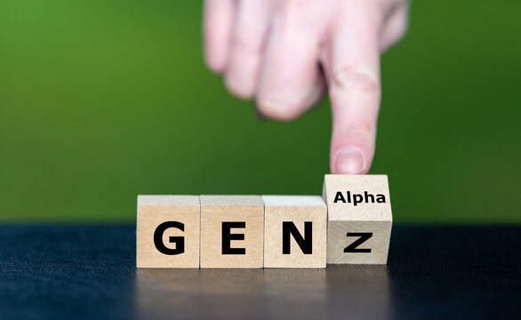 Gen Z und Generation Alpha als Konzeptbild. Symbol f&uuml;r Generationenwechsel, Jugendkultur, neue Arbeitswelt, Social Media, Wertewandel und gesellschaftliche Trends der jungen Generation.