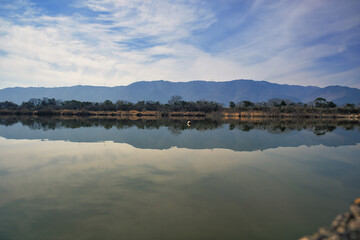 静かな水面に映る空と雲のリフレクション