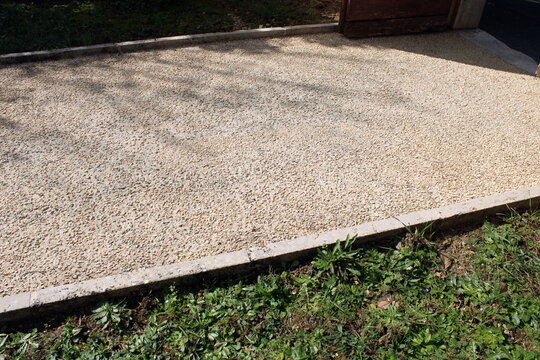 All&eacute;e chemin en b&eacute;ton d&eacute;sactiv&eacute; dans le jardin