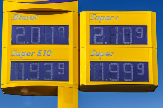 Tankstelle mit Preistafel - Preisexplosion an der Zapfs&auml;ule 2026