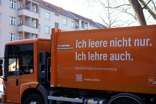 M&uuml;llwagen der BSR in Neuk&ouml;lln mit Werbespruch f&uuml;r Ausbildung: &bdquo;Ich leere nicht nur. Ich lehre auch.&ldquo; Berlin, 05.02.2026