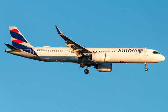 LATAM Airbus A321 at S&atilde;o Paulo Guarulhos International Airport