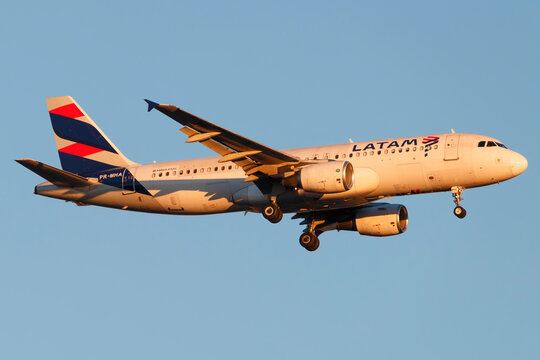 LATAM Airlines Airbus A320 narrow-body passenger aircraft operating at S&atilde;o Paulo Guarulhos International Airport (GRU), Brazil, photographed on January 8, 2026.