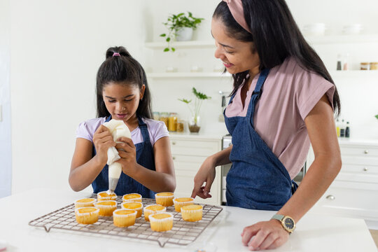 Vertical video: Homeowner seeking five concepts to restyle living room around modular sofa and TV