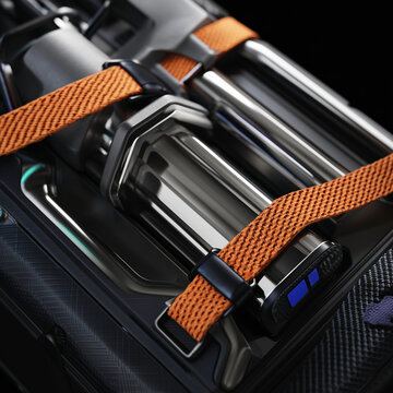 Primer plano de componentes met&aacute;licos con correa naranja textil, Dise&ntilde;o tecnol&oacute;gico exclusivo con detalles de metal y correa, Fondo tecnol&oacute;gico moderno para publicidad de producto premium