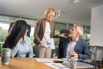 Obraz premium Businesswoman disappointed with team performance during stressful office meeting
