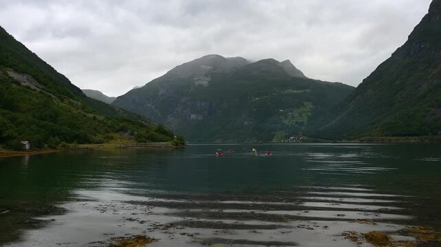 Ein Fjord umgeben von felsigen Bergen unter einem bew&ouml;lkten Himmel, Geirangerfjord, Geiranger, Stranda, Romsdal, Norwegen, Europa