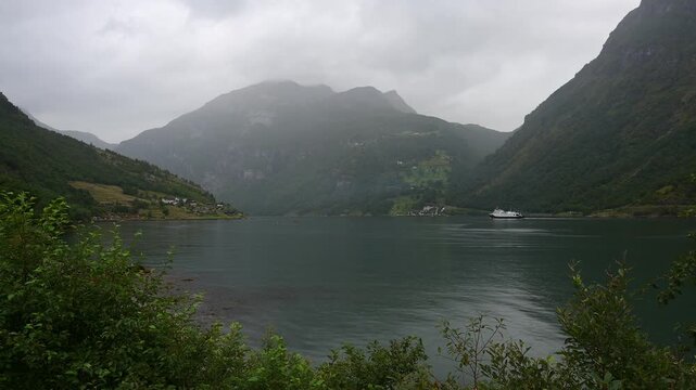 Ein Fjord umgeben von felsigen Bergen unter einem bew&ouml;lkten Himmel, Geirangerfjord, Geiranger, Stranda, Romsdal, Norwegen, Europa