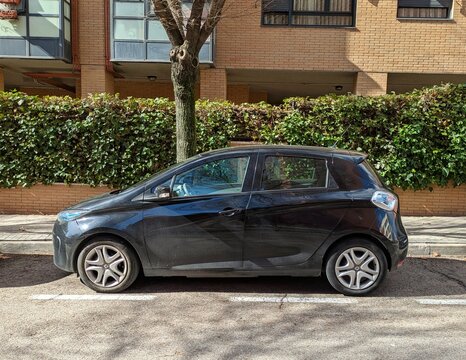 Vista lateral de un autom&oacute;vil el&eacute;ctrico Renault Zoe aparcado en una calle de Madrid, Espa&ntilde;a, 12 de febrero de 2026
