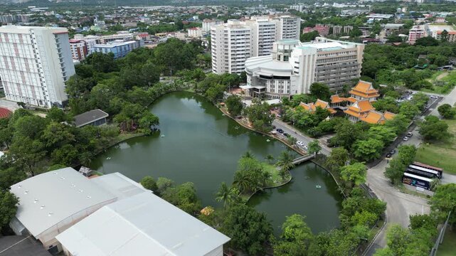 태국 촌부리 방센의 교육 중심지인 부라파 대학교,Burapha University 캠퍼스의 평온하고 현대적인 전경