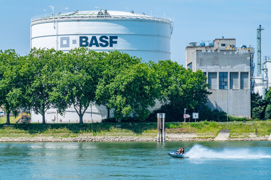 Waterfront BASF Industrial Complex, chemical plant, factory in Ludwigshafen am Rhein, production infrastructure, European process industry, eco-friendly German manufacturer