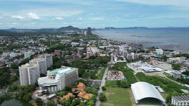 태국 촌부리 방센의 교육 중심지인 부라파 대학교,Burapha University 캠퍼스의 평온하고 현대적인 전경