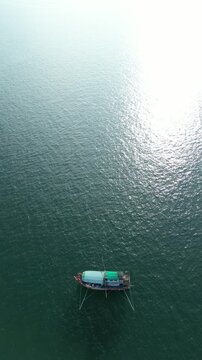 태국 파타야 바다에서 1박 2일 밤샘 낚시를 즐기는 전문적인 선상 낚시 보트와 푸른 해양 풍경
