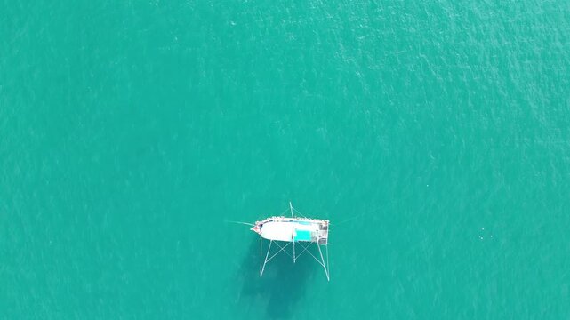 태국 파타야 바다에서 1박 2일 밤샘 낚시를 즐기는 전문적인 선상 낚시 보트와 푸른 해양 풍경
