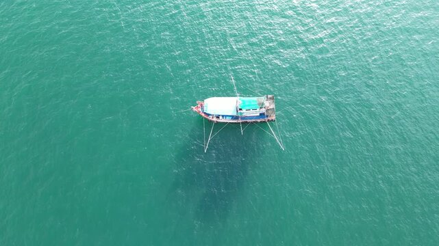 태국 파타야 바다에서 1박 2일 밤샘 낚시를 즐기는 전문적인 선상 낚시 보트와 푸른 해양 풍경
