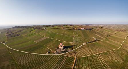 Naklejka premium Wißberg und Kreuzkapelle in St. Johann / Gau-Bickelheim, März 2026