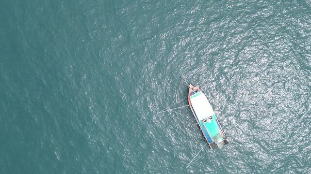 태국 파타야 바다에서 1박 2일 밤샘 낚시를 즐기는 전문적인 선상 낚시 보트와 푸른 해양 풍경

