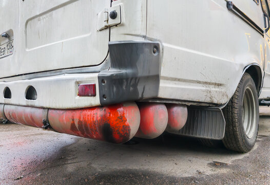 The gas cylinder equipment is installed under the rear bumper of the car.