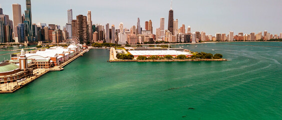 Obraz premium Aerial view of Chicago from Navy Pier on a beautiful summer day