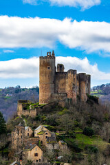 Fototapeta premium Panorama of the medieval village and Najac Castle on a meander of the Aveyron River seen from the eastern side of the village