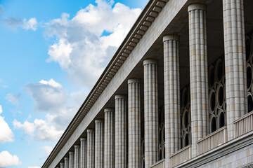 Naklejka premium Architectural facade presenting symmetry and classical columns against a blue sky