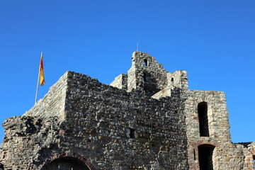 Historische Mauern der Burg Staufen