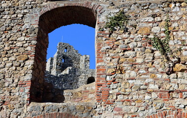 Historische Mauern der Burg Staufen
