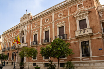 Obraz premium The Archdiocese of Valencia, an architectural gem, stands as a symbol of faith and history. Located in the heart of the city