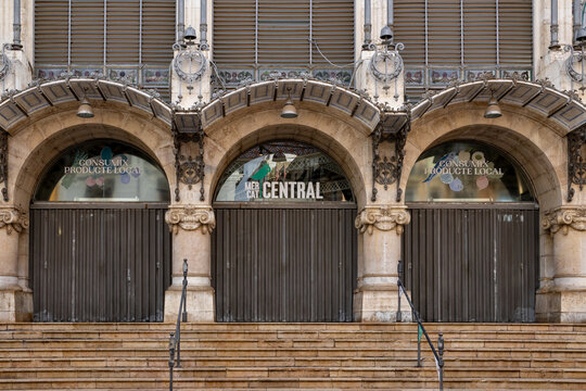 The Central Market, next to Veleta del Pardal and La Lonja de la Seda, showcases stunning modernist architecture.