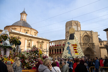 Obraz premium Valencia, Spain - March 20 2025: Floral mantle of Our Lady of the Forsaken in Plaza de la Virgen, made with carnations during the Fallas. Tribute to the victims and volunteers of the 2024 DANA floods.