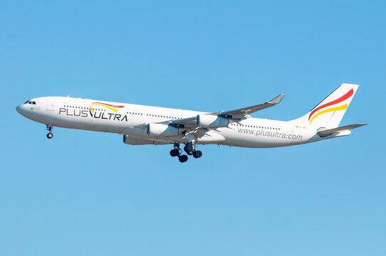 Avi&oacute;n de l&iacute;nea Airbus A340 aerol&iacute;nea Plus Ultra Lineas Aereas aterrizando en el aeropuerto de Madrid Barajas con matr&iacute;cula EC-MFA.
