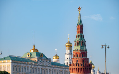 Fototapeta premium Moscow Kremlin architecture featuring Vodovzvodnaya tower and Grand Kremlin Palace